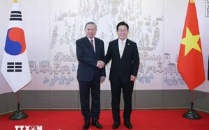 韩国总统举行仪式 欢迎苏林总书记和夫人访问韩国
