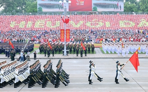 四国军事代表团在巴亭广场举行阅兵式(组图)