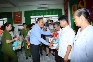Phó Thủ tướng Thường trực trao 1.000 suất quà Tết cho gia đình chính sách huyện Cần Giuộc