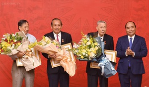 Thủ tướng trao Huy hiệu 80 năm tuổi Đảng tặng đồng chí Đồng Sỹ Nguyên