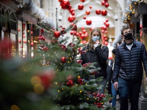 Lạm phát tăng, người dân châu Âu ‘thắt chặt hầu bao’ trước Giáng sinh