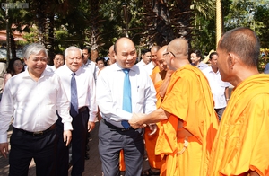 Thủ tướng thăm hỏi, chúc mừng các chư tăng Khmer dịp Tết Chôl Chnăm Thmây