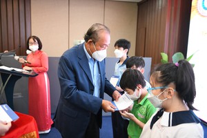 Nguyên Phó Thủ tướng Trương Hòa Bình dự lễ bảo trợ 682 trẻ em mồ côi do dịch COVID-19