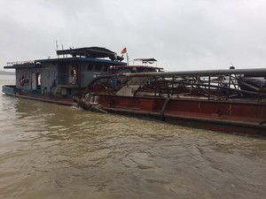 Hà Nội: Bắt giữ 5 tàu hút cát trái phép trên sông Hồng