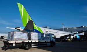 Bamboo Airways vận chuyển miễn phí gần 6 tấn hàng hóa y tế cứu trợ từ Pháp về Việt Nam