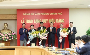 Trao tặng Huy hiệu Đảng cho 3 đảng viên của Đảng bộ VPCP