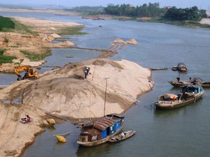 Bắc Ninh xử phạt 32 tàu hút cát, sỏi lòng sông trái phép