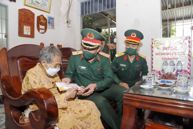 Xuân Khu 5 đoàn kết - Tết thắm tình quân dân - Ảnh 1. Xuân Khu 5 đoàn kết - Tết thắm tình quân dân - Ảnh 1.