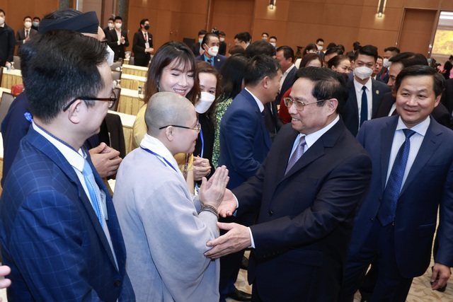 Thủ tướng Phạm Minh Chính: Chính phủ sẽ có giải pháp để 'đường về quê gần hơn' với kiều bào - Ảnh 3.