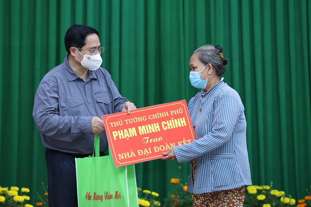 Chùm ảnh: Thủ tướng chúc Tết người có hoàn cảnh khó khăn tại thành phố Cần Thơ và tỉnh Vĩnh Long - Ảnh 7.