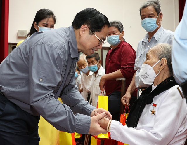 Thủ tướng tặng quà, thăm hỏi Mẹ Việt Nam anh hùng tại TP. Cần Thơ. Ảnh: VGP/Nhật Bắc