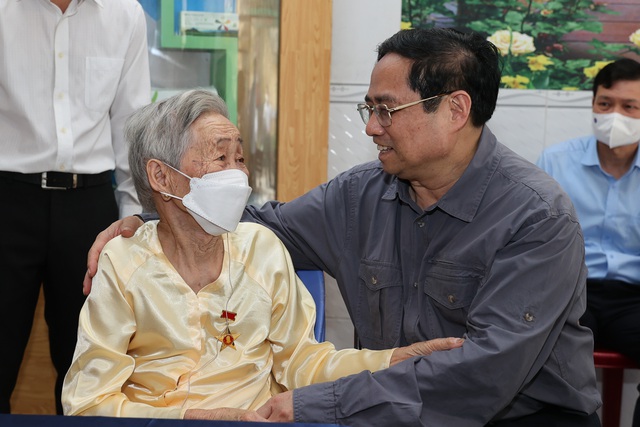 Thủ tướng thăm mẹ Việt Nam anh hùng Dương Thị Nga. Ảnh: VGP/Nhật Bắc