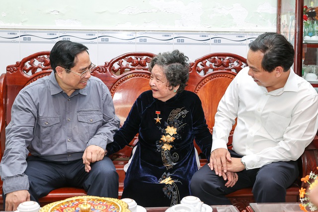 Thủ tướng thăm mẹ Việt Nam anh hùng Đặng Thị Gương. Ảnh: VGP/Nhật Bắc