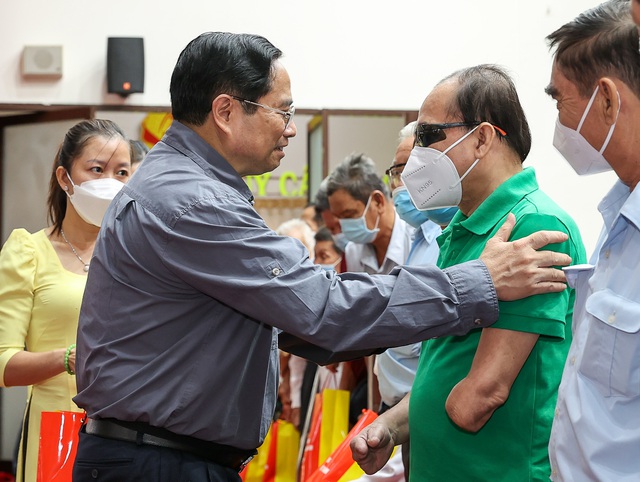 Thủ tướng Phạm Minh Chính tặng quà, thăm hỏi các gia đình chính sách. Ảnh: VGP/Nhật Bắc