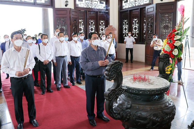 Thủ tướng Phạm Minh Chính dâng hương tưởng niệm đồng chí Phạm Hùng và đồng chí Võ Văn Kiệt - Ảnh 1.