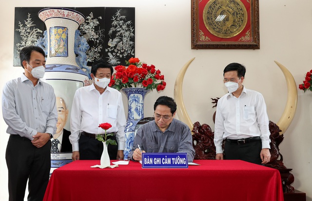 Thủ tướng Phạm Minh Chính dâng hương tưởng niệm đồng chí Phạm Hùng và đồng chí Võ Văn Kiệt - Ảnh 2. Thủ tướng Phạm Minh Chính dâng hương tưởng niệm đồng chí Phạm Hùng và đồng chí Võ Văn Kiệt - Ảnh 2.