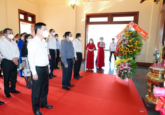 Thủ tướng Phạm Minh Chính dâng hương tưởng niệm đồng chí Phạm Hùng và đồng chí Võ Văn Kiệt - Ảnh 4.