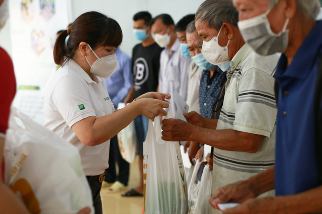Nutrilite cùng Hội Chữ Thập đỏ TP.HCM khám bệnh miễn phí và tặng quả cho người nghèo - Ảnh 1. Nutrilite cùng Hội Chữ Thập đỏ TP.HCM khám bệnh miễn phí và tặng quả cho người nghèo - Ảnh 1.