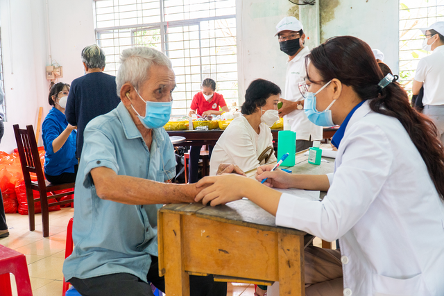 Nutrilite cùng Hội Chữ Thập đỏ TP.HCM khám bệnh miễn phí và tặng quả cho người nghèo - Ảnh 2.