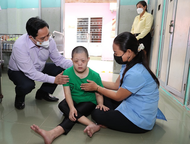 Thủ tướng Phạm Minh Chính: Chăm sóc các cháu tàn tật mồ côi tốt nhất có thể với tấm lòng của người mẹ, người cha - Ảnh 1.