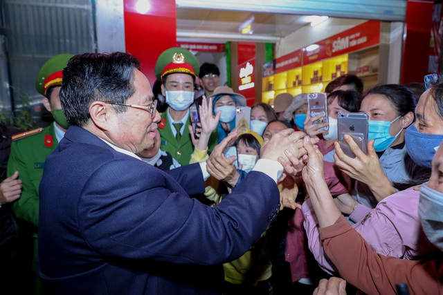 Thủ tướng gặp gỡ, thăm hỏi và chúc Tết nhân dân tỉnh Thanh Hóa - Ảnh: VGP/Nhật Bắc