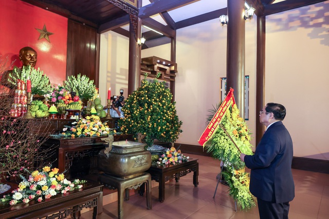 Thủ tướng dâng hương tưởng niệm Chủ tịch Hồ Chí Minh, thăm và chúc Tết tại tỉnh Thanh Hóa - Ảnh 1.