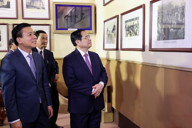 Thủ tướng tham quan Khu Văn hóa tưởng niệm Chủ tịch Hồ Chí Minh ở phường Lam Sơn, thành phố Thanh Hóa. Ảnh: VGP/Nhật Bắc