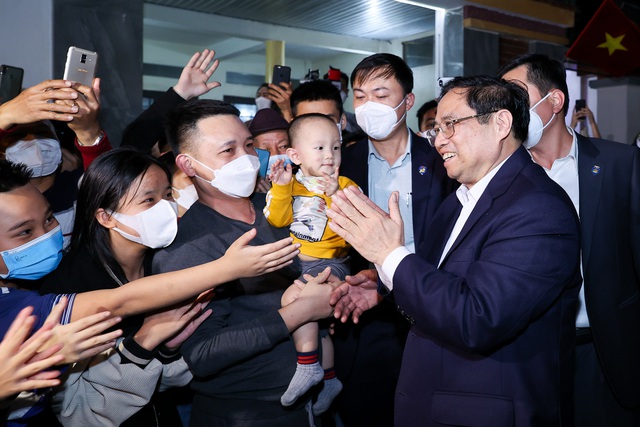 Thủ tướng thăm hỏi tình hình đời sống của người dân tại Thanh Hóa. Ảnh VGP/Nhật Bắc