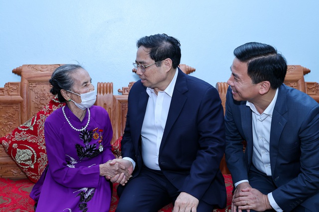 Thủ tướng ân cần thăm hỏi sức khỏe mẹ Việt Nam anh hùng Nguyễn Thị Thanh. Ảnh: VGP/Nhật Bắc