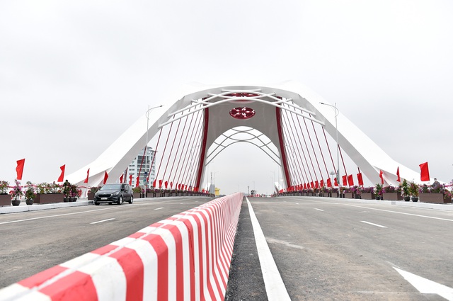Phó Thủ tướng Lê Văn Thành cắt băng thông xe cây cầu 'cánh sóng vươn xa' của Hải Phòng - Ảnh 2.
