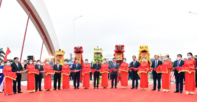 Phó Thủ tướng Lê Văn Thành cắt băng thông xe cây cầu 'cánh sóng vươn xa' của Hải Phòng - Ảnh 1. Phó Thủ tướng Lê Văn Thành cắt băng thông xe cây cầu 'cánh sóng vươn xa' của Hải Phòng - Ảnh 1.