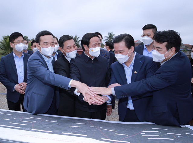 Phó Thủ tướng Lê Văn Thành cắt băng thông xe cây cầu 'cánh sóng vươn xa' của Hải Phòng - Ảnh 4.