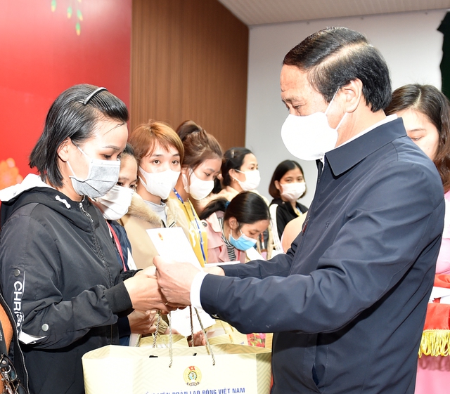Phó Thủ tướng Lê Văn Thành trao quà Tết cho công nhân lao động khó khăn tỉnh Hải Dương - Ảnh 2.