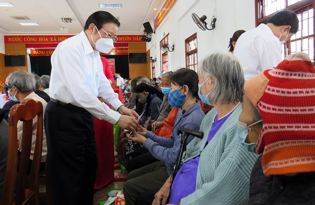 Trưởng Ban Nội chính Trung ương thăm và tặng quà Tết cho người dân ở Quảng Nam - Ảnh 2.