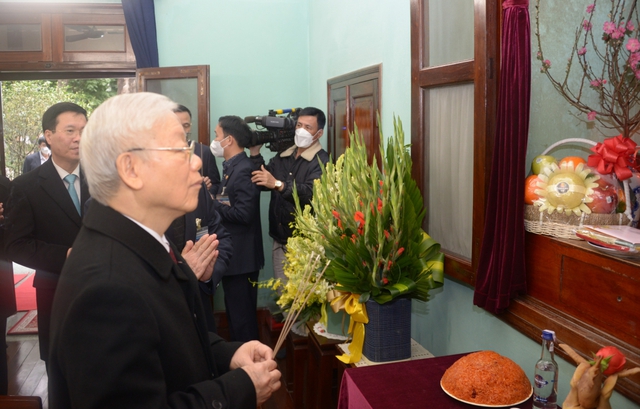 Tổng Bí thư Nguyễn Phú Trọng dâng hương tưởng niệm Chủ tịch Hồ Chí Minh - Ảnh 1.