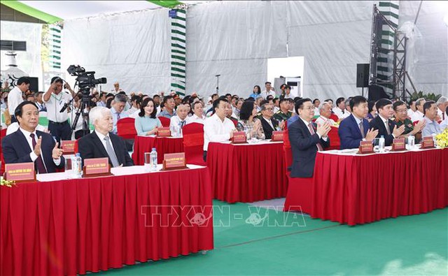 Chủ tịch Quốc hội dự Lễ công bố thành lập thị xã Chơn Thành, tỉnh Bình Phước - Ảnh 2.