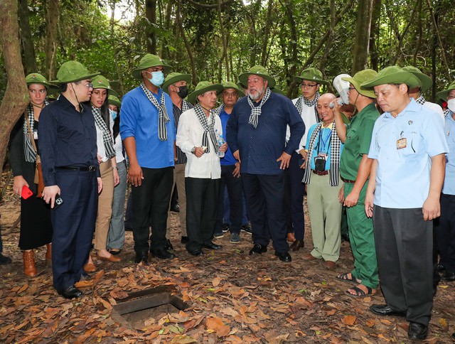 Thủ tướng Cuba thăm Địa đạo Củ Chi - Ảnh 2.
