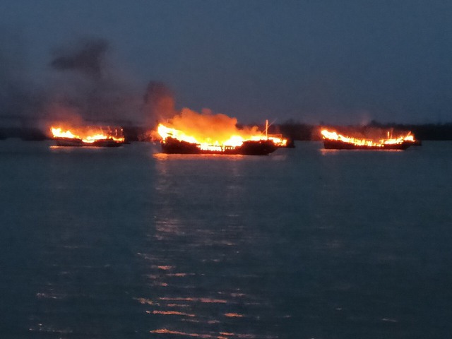 Hỏa hoạn thiêu rụi nhiều ca nô, tàu du lịch tại Hội An - Ảnh 1.