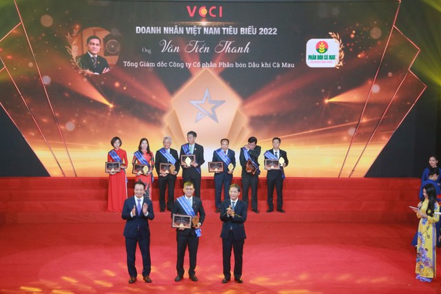 Tổng Giám đốc PVCFC Văn Tiến Thanh được vinh danh Doanh nhân tiêu biểu 2022 - Ảnh 1. Tổng Giám đốc PVCFC Văn Tiến Thanh được vinh danh Doanh nhân tiêu biểu 2022 - Ảnh 1.