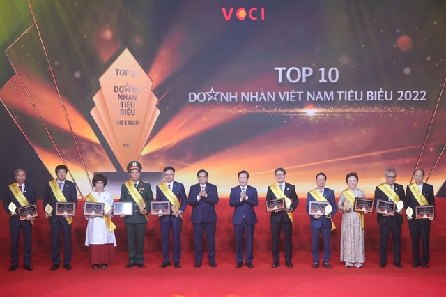 Thủ tướng Phạm Minh Chính với các doanh nhân Việt Nam tiêu biểu 2022 - Ảnh: VGP/Nhật Bắc