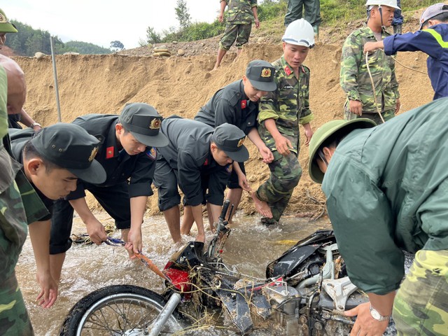 Quảng Ngãi: Mở rộng tìm kiếm nạn nhân mất tích trong vụ sạt lở tại thủy điện Kà Tinh - Ảnh 2.