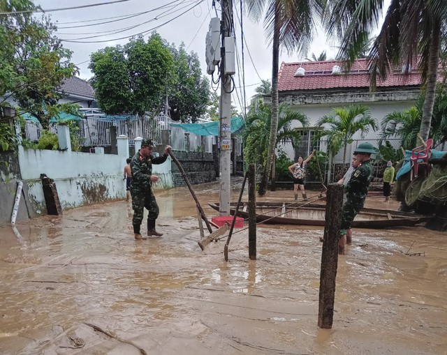 Chùm ảnh: Các lực lượng Đà Nẵng giúp dân khắc phục thiệt hại do ngập lụt - Ảnh 5.