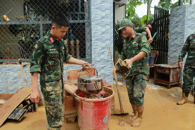 Chùm ảnh: Các lực lượng Đà Nẵng giúp dân khắc phục thiệt hại do ngập lụt - Ảnh 2.