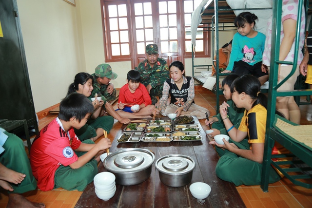 Chùm ảnh: Các lực lượng Đà Nẵng giúp dân khắc phục thiệt hại do ngập lụt - Ảnh 3.