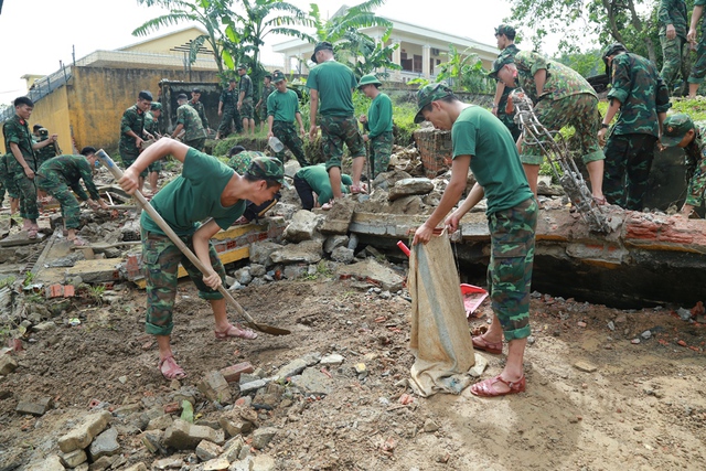 Chùm ảnh: Các lực lượng Đà Nẵng giúp dân khắc phục thiệt hại do ngập lụt - Ảnh 1.