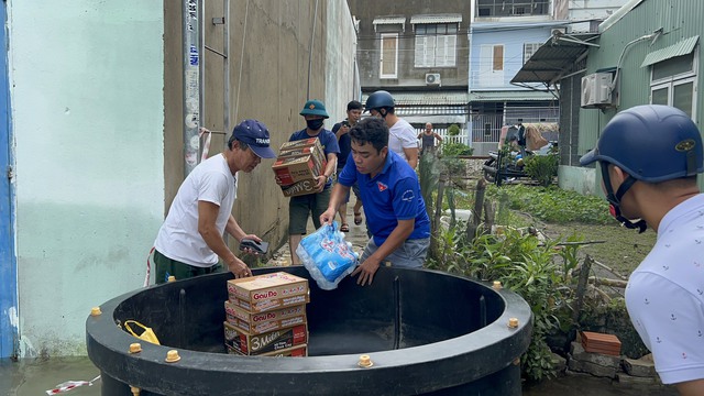 Chùm ảnh: Các lực lượng Đà Nẵng giúp dân khắc phục thiệt hại do ngập lụt - Ảnh 7.