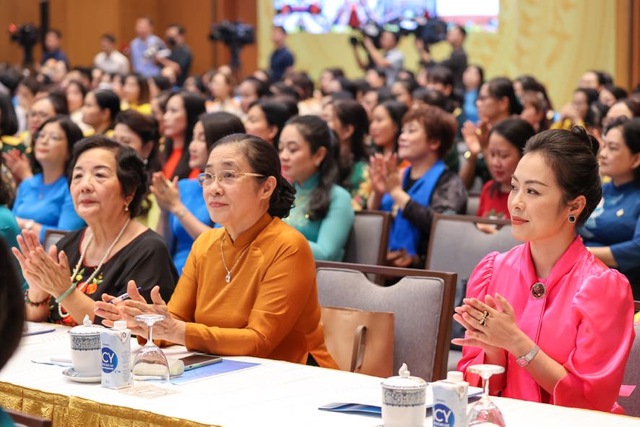 Thủ tướng Phạm Minh Chính đối thoại với phụ nữ Việt Nam - Ảnh 3.