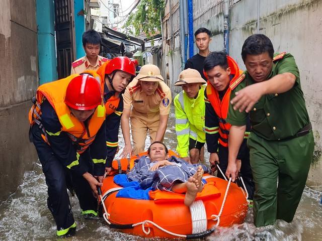 Đà Nẵng: Khẩn trương triển khai khắc phục thiệt hại sau bão số 5 và mưa lũ - Ảnh 1.