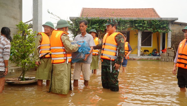 Lãnh đạo tỉnh Thừa Thiên Huế chỉ đạo khắc phục hậu quả tại các vùng bị ngập nặng - Ảnh 4.