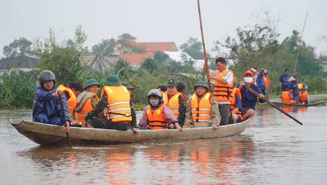Lãnh đạo tỉnh Thừa Thiên Huế chỉ đạo khắc phục hậu quả tại các vùng bị ngập nặng - Ảnh 2. Lãnh đạo tỉnh Thừa Thiên Huế chỉ đạo khắc phục hậu quả tại các vùng bị ngập nặng - Ảnh 2.